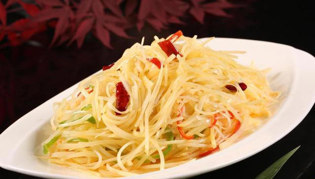 炒土豆丝时，切忌焯水和直接炒，做好这2步，土豆更脆还不粘锅！