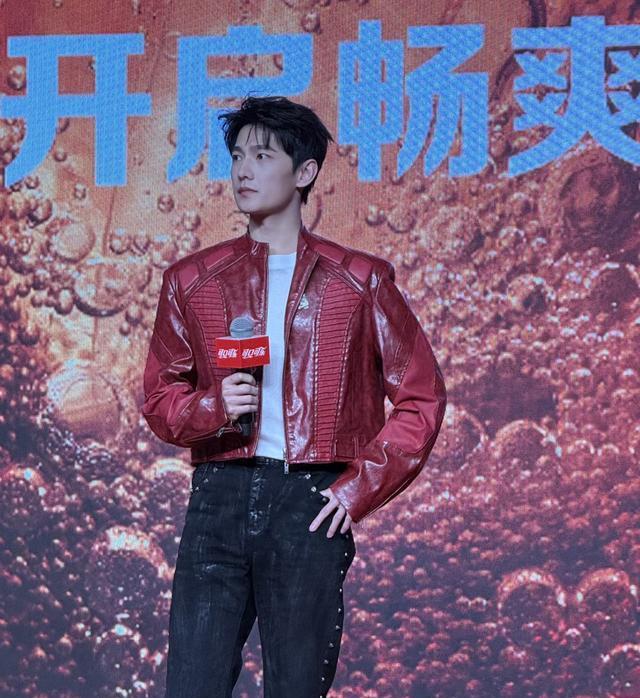 如果娱乐圈选一位像刘亦菲那样公认美貌的“神仙哥哥”，提名杨洋