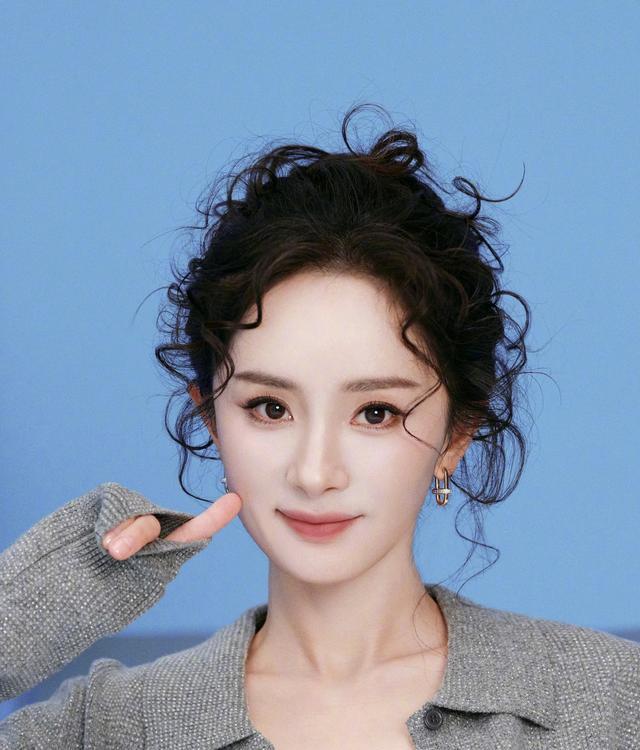 杨幂羊毛卷新造型，引爆审美碰撞