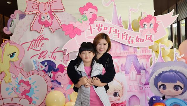 杜华给10岁女儿庆生，小叮当脸型圆润有婴儿肥，和儿子赵小果一样