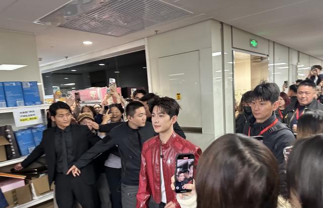 如果娱乐圈选一位像刘亦菲那样公认美貌的“神仙哥哥”，提名杨洋