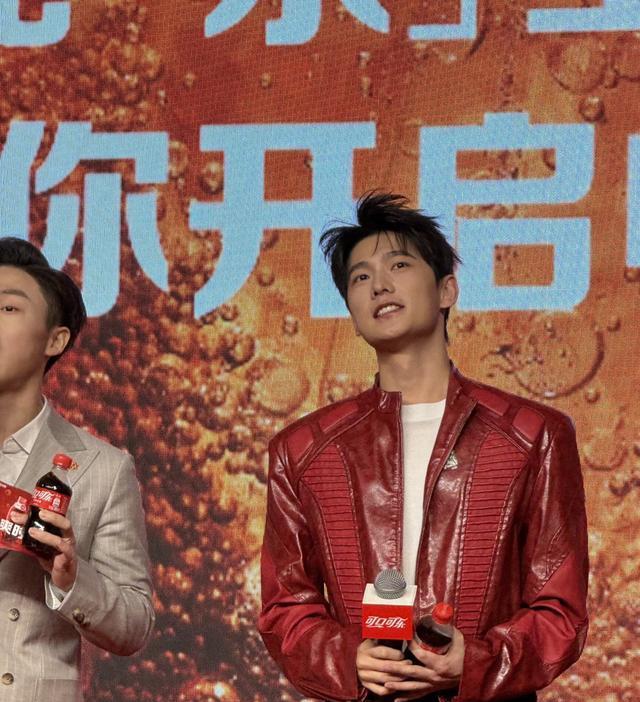 如果娱乐圈选一位像刘亦菲那样公认美貌的“神仙哥哥”，提名杨洋