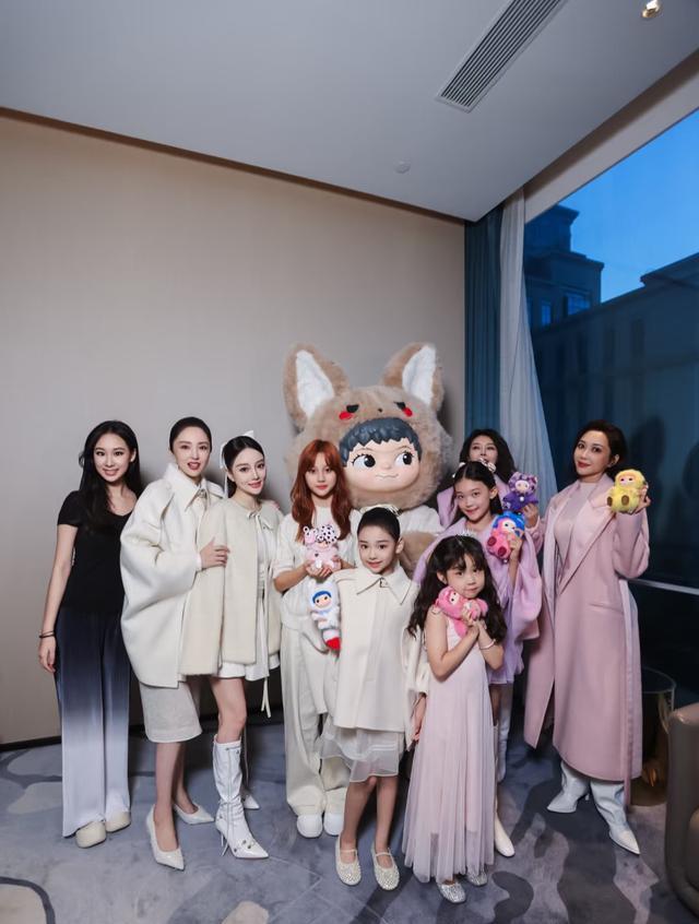 杜华给10岁女儿庆生，小叮当脸型圆润有婴儿肥，和儿子赵小果一样