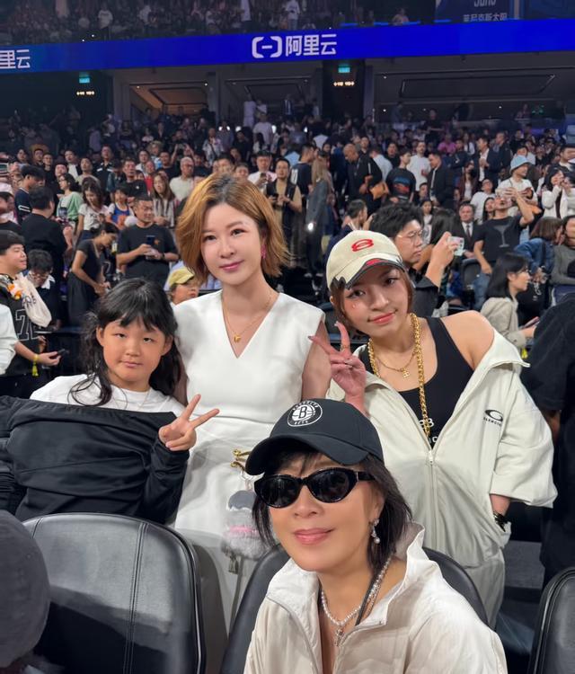 杜华给10岁女儿庆生，小叮当脸型圆润有婴儿肥，和儿子赵小果一样