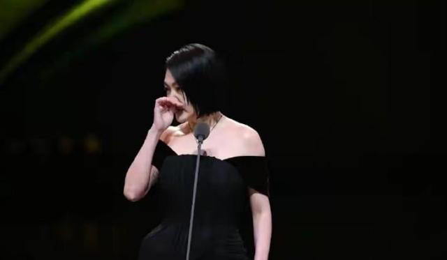 她戴着姐姐骨灰领奖，这次汪小菲的话，终于有人信了