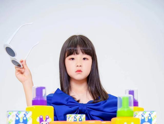 杜华给10岁女儿庆生，小叮当脸型圆润有婴儿肥，和儿子赵小果一样