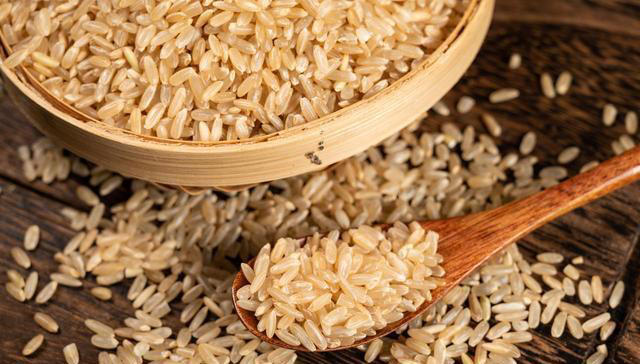 大量人造米流入市场，成本只要几毛钱？提醒：6种大米，真要少吃