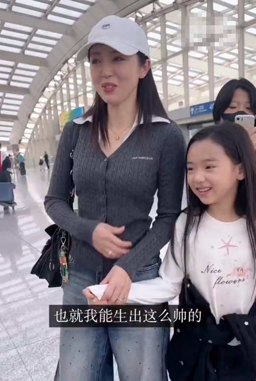 “妈妈”认证！董璇说张凌赫太帅了，机场玩梗引爆热搜！