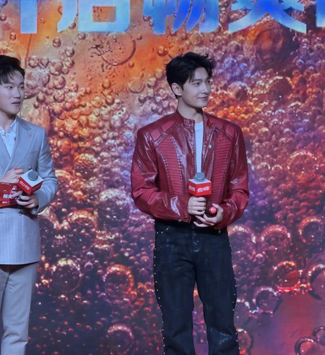 如果娱乐圈选一位像刘亦菲那样公认美貌的“神仙哥哥”，提名杨洋