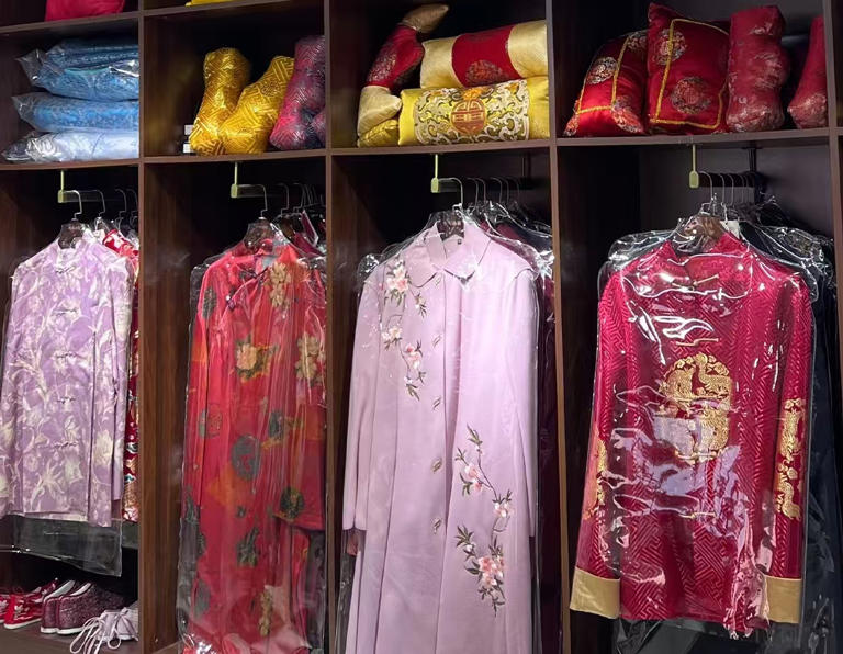 江苏寿衣店火出圈，老外组团来 “扫货”，买的不是丧葬品