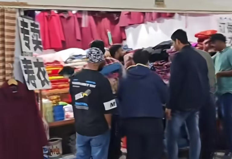 笑不活了！江苏寿衣店火出圈，老外组团来 “扫货”，买的不是丧葬品