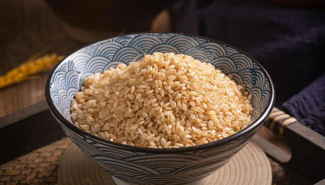 大量人造米流入市场，成本只要几毛钱？提醒：6种大米，真要少吃