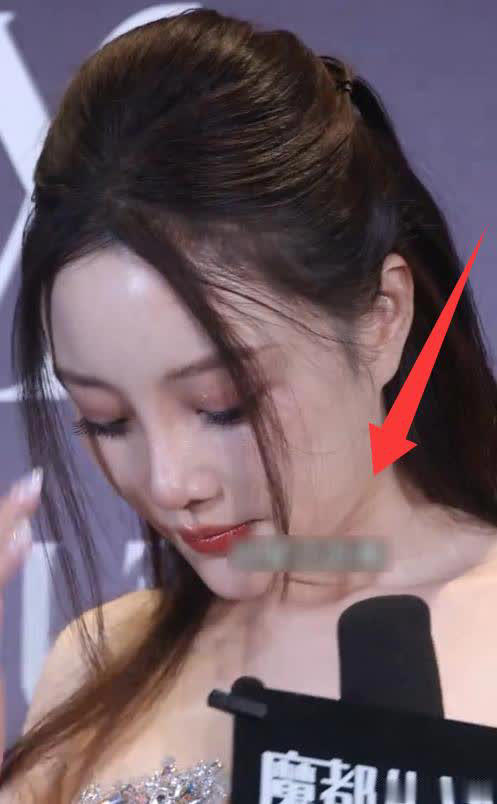 上海时装周李小璐压轴出场，生图颈纹抢镜治好我容貌焦虑