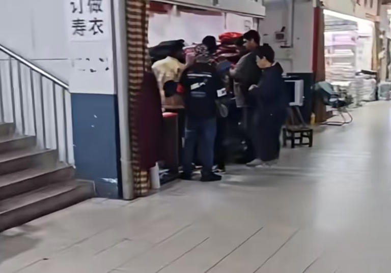 笑不活了！江苏寿衣店火出圈，老外组团来 “扫货”，买的不是丧葬品