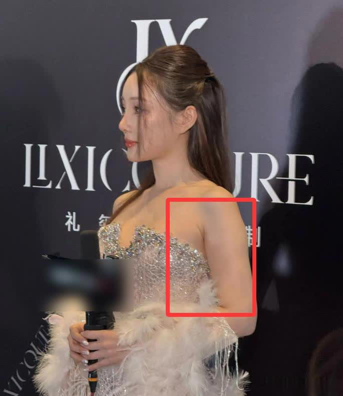 上海时装周李小璐压轴出场，生图颈纹抢镜治好我容貌焦虑