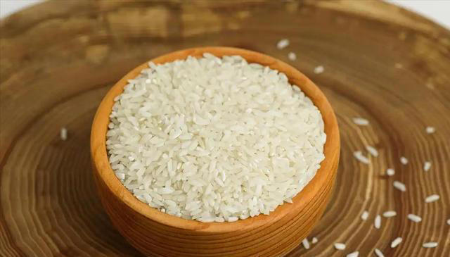 大量人造米流入市场，成本只要几毛钱？提醒：6种大米，真要少吃
