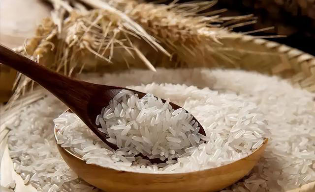 大量人造米流入市场，成本只要几毛钱？提醒：6种大米，真要少吃