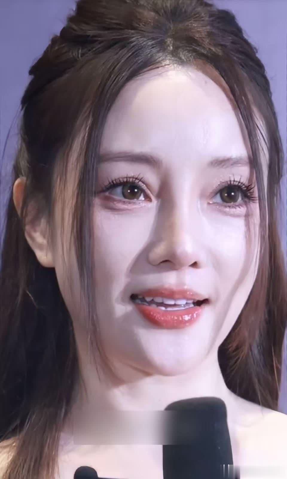 上海时装周李小璐压轴出场，生图颈纹抢镜治好我容貌焦虑