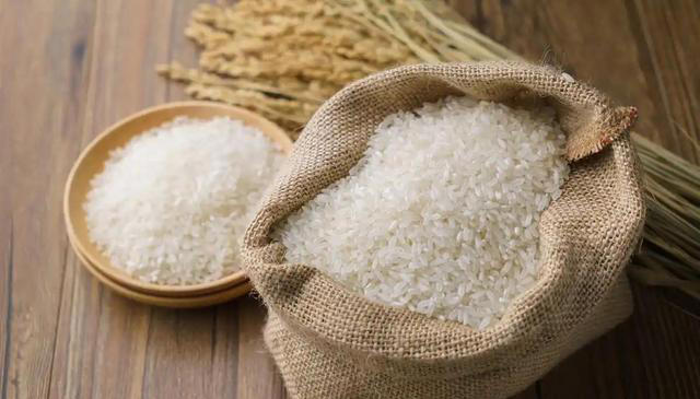 大量人造米流入市场，成本只要几毛钱？提醒：6种大米，真要少吃