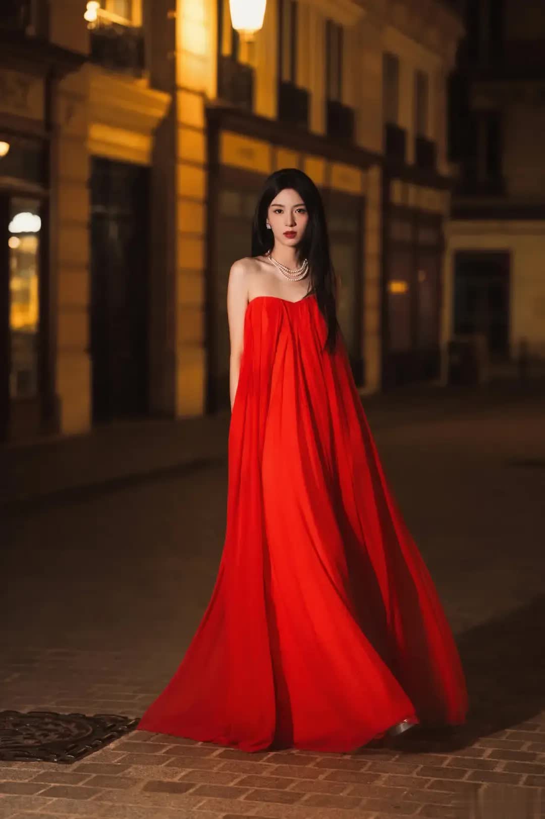 周也巴黎时装周首秀，一袭红裙惊艳众人