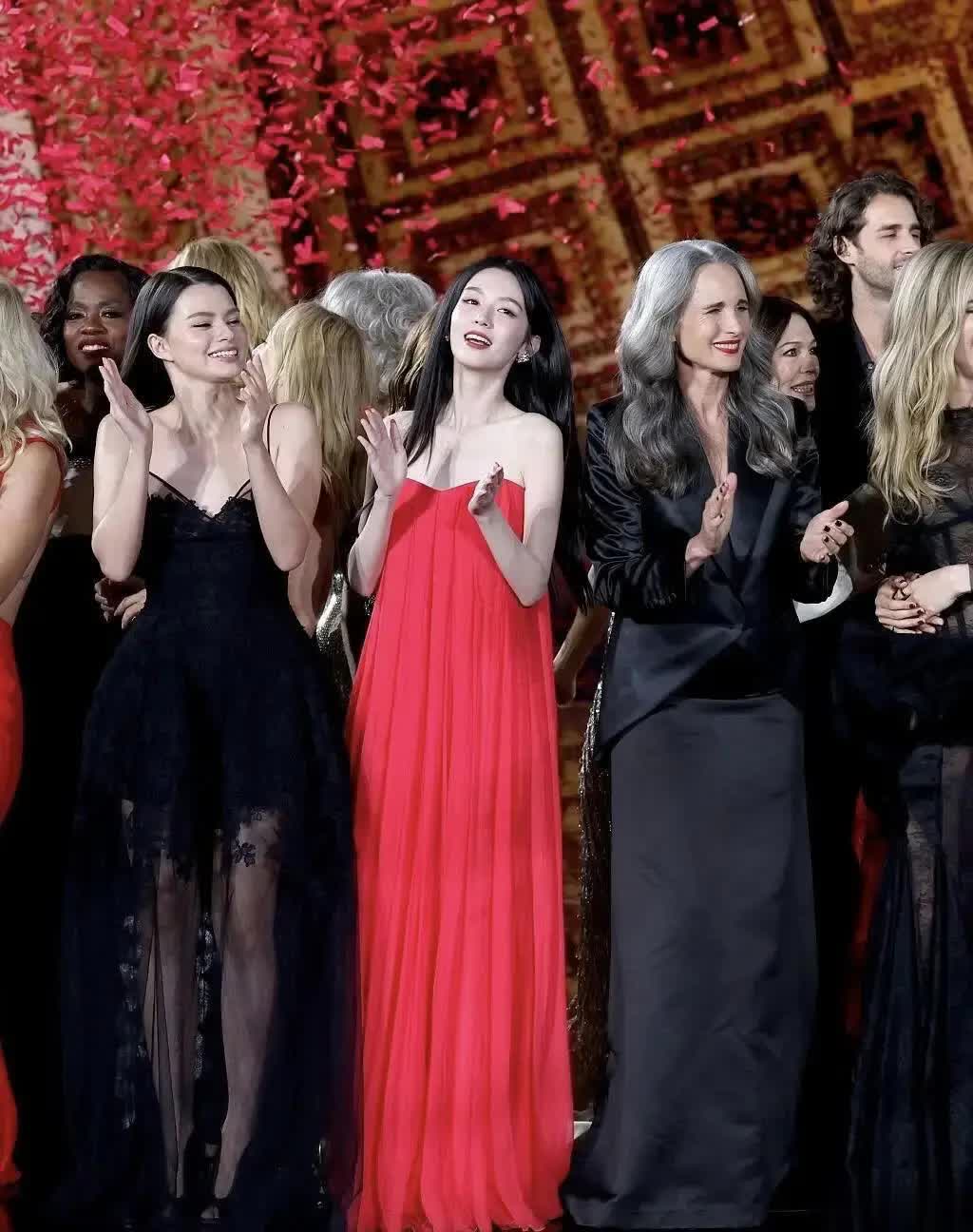 周也巴黎时装周首秀，一袭红裙惊艳众人