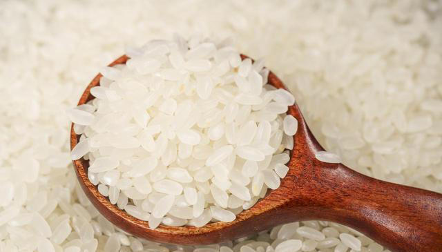 大量人造米流入市场，成本只要几毛钱？提醒：6种大米，真要少吃
