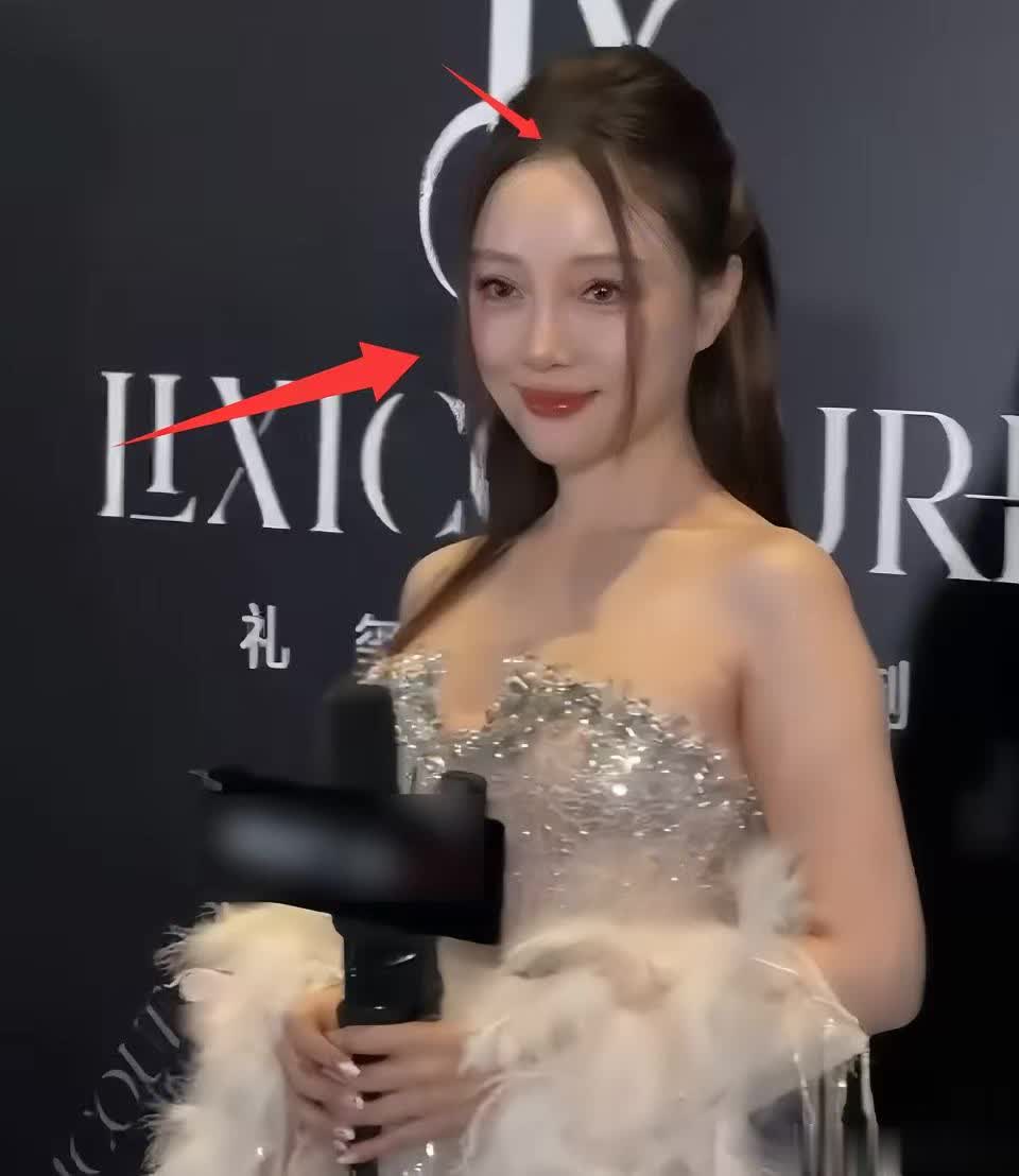 上海时装周李小璐压轴出场，生图颈纹抢镜治好我容貌焦虑