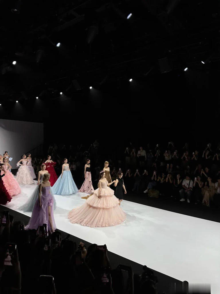 上海时装周李小璐压轴出场，生图颈纹抢镜治好我容貌焦虑