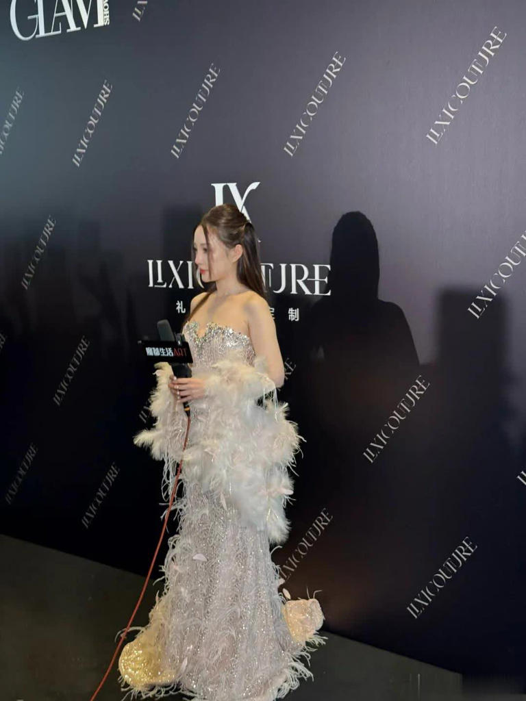 上海时装周李小璐压轴出场，生图颈纹抢镜治好我容貌焦虑