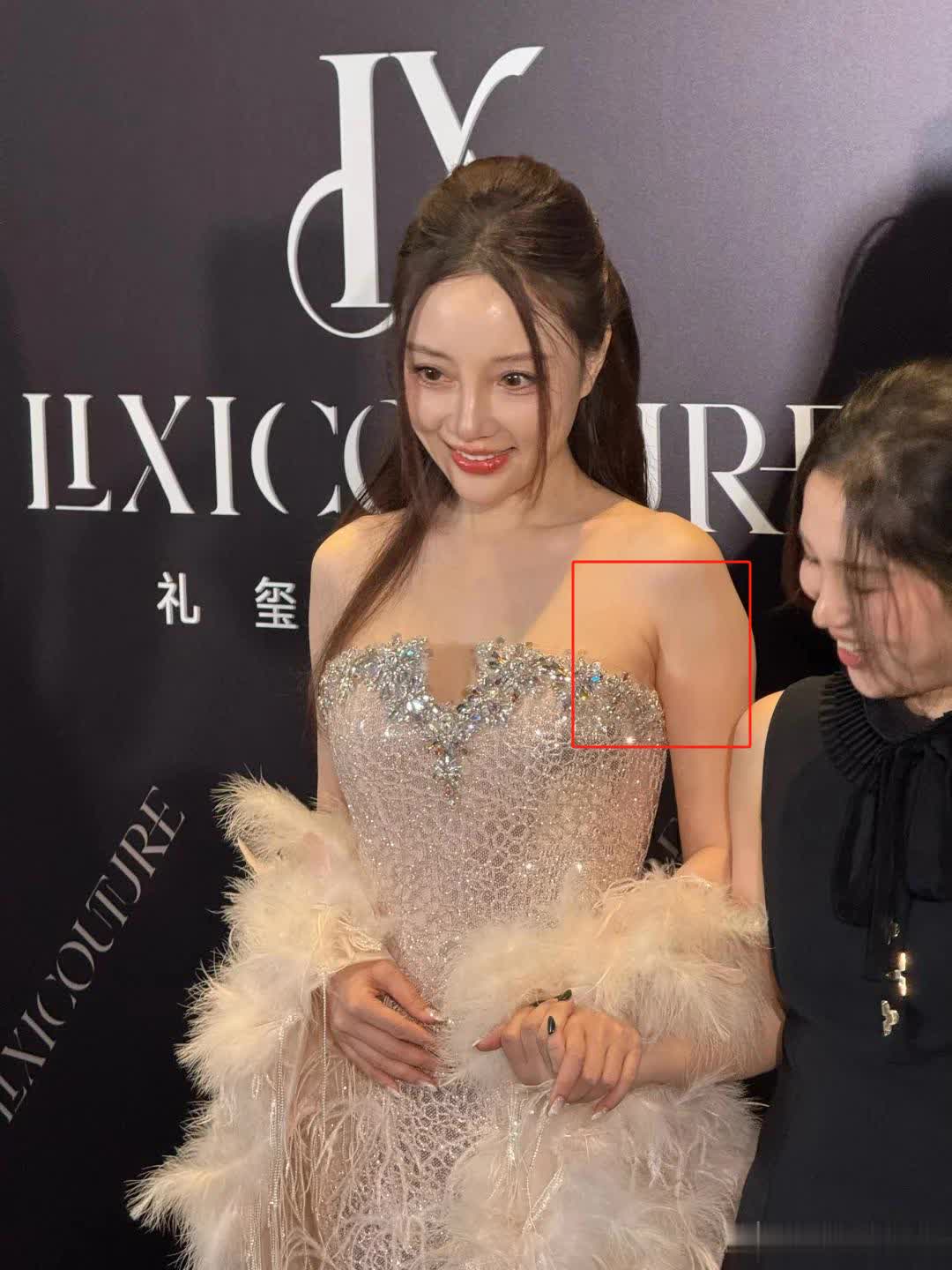 上海时装周李小璐压轴出场，生图颈纹抢镜治好我容貌焦虑