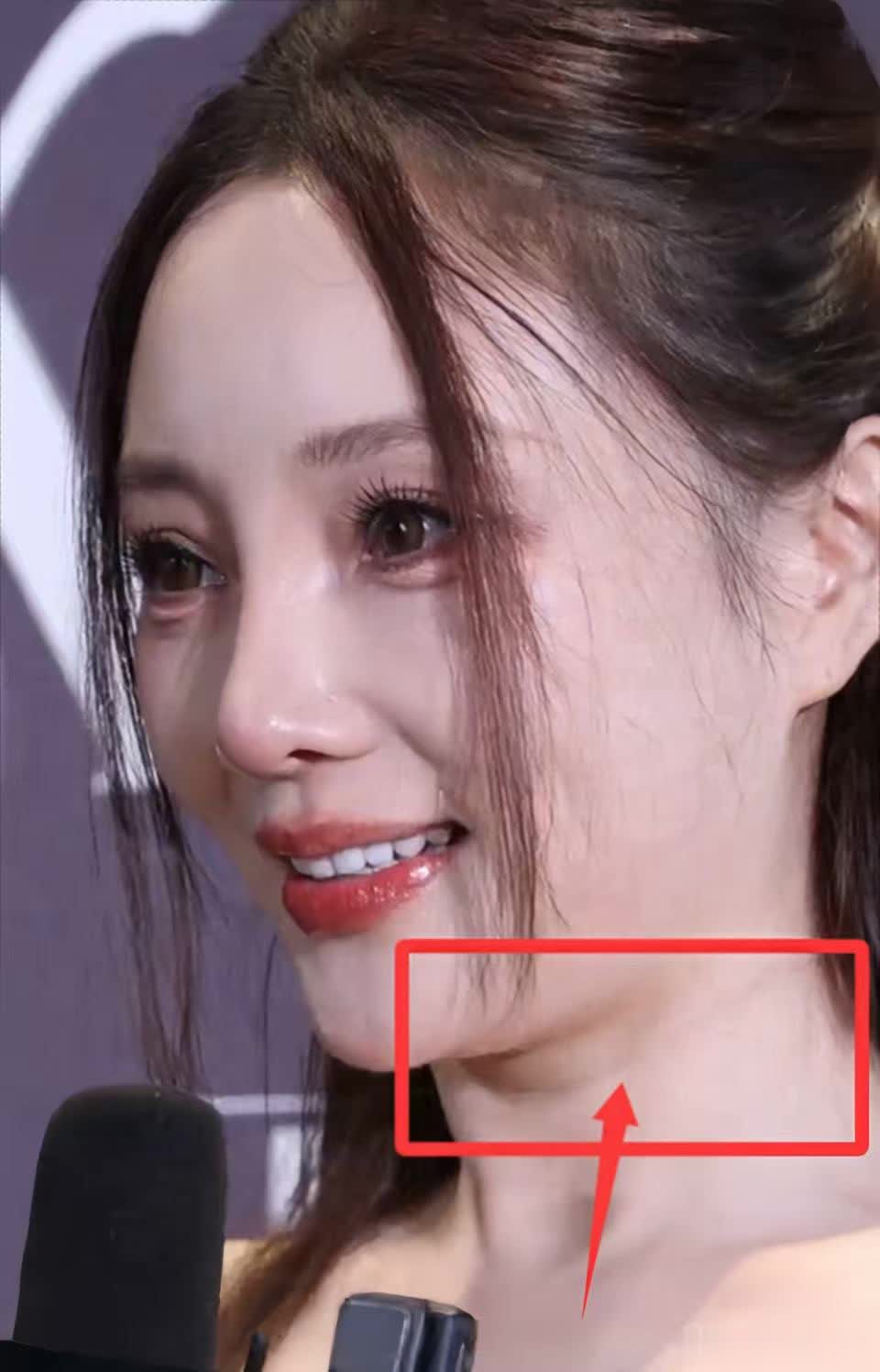 上海时装周李小璐压轴出场，生图颈纹抢镜治好我容貌焦虑