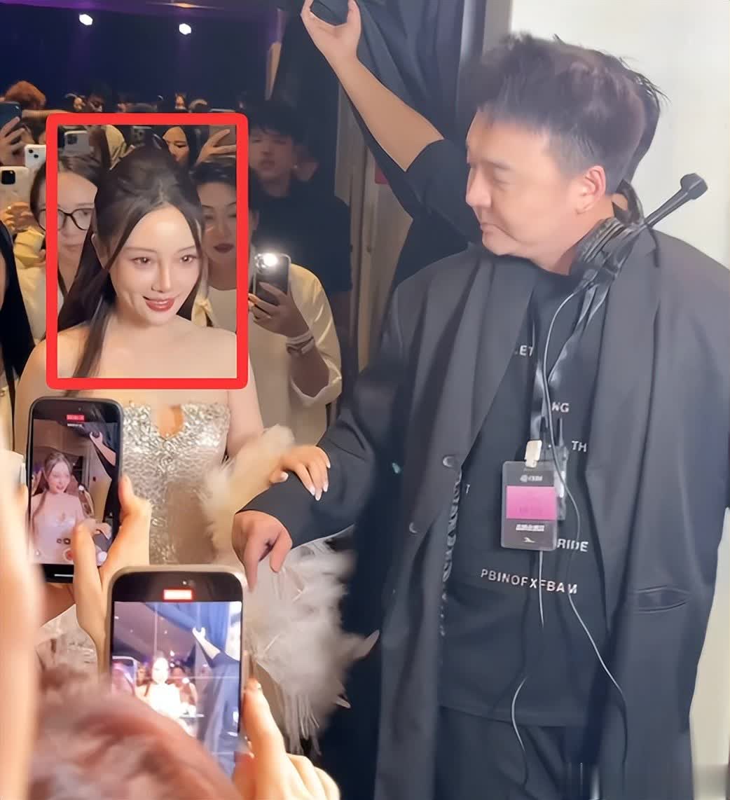 上海时装周李小璐压轴出场，生图颈纹抢镜治好我容貌焦虑