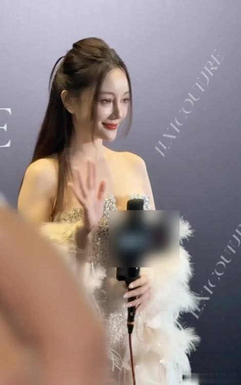 上海时装周李小璐压轴出场，生图颈纹抢镜治好我容貌焦虑