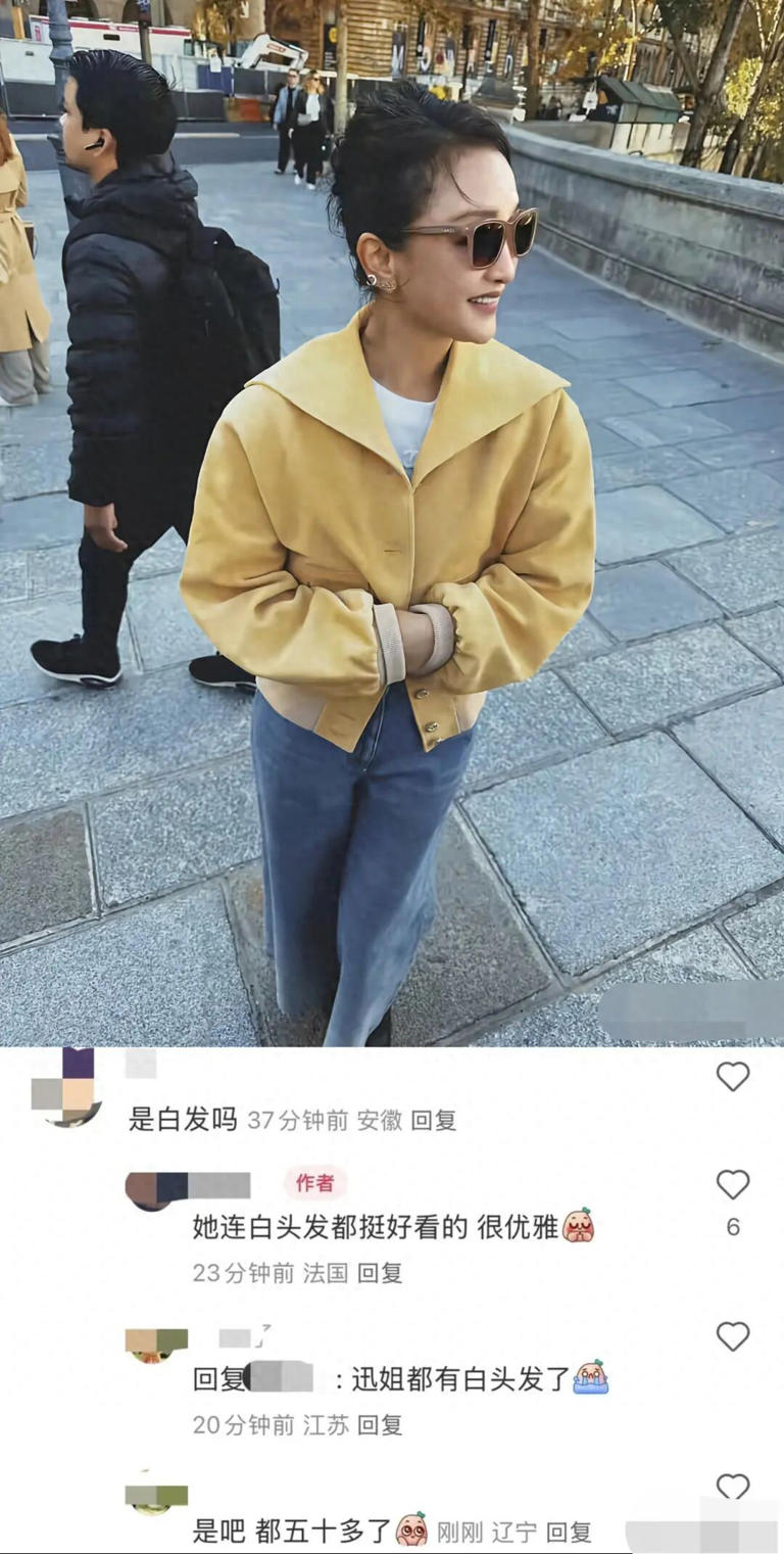 51岁周迅在巴黎时装周，满头白发不修边幅，网友太真实，太随性