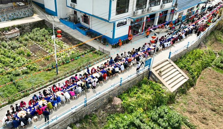 红枫湖蓝白小寨长桌宴.jpg