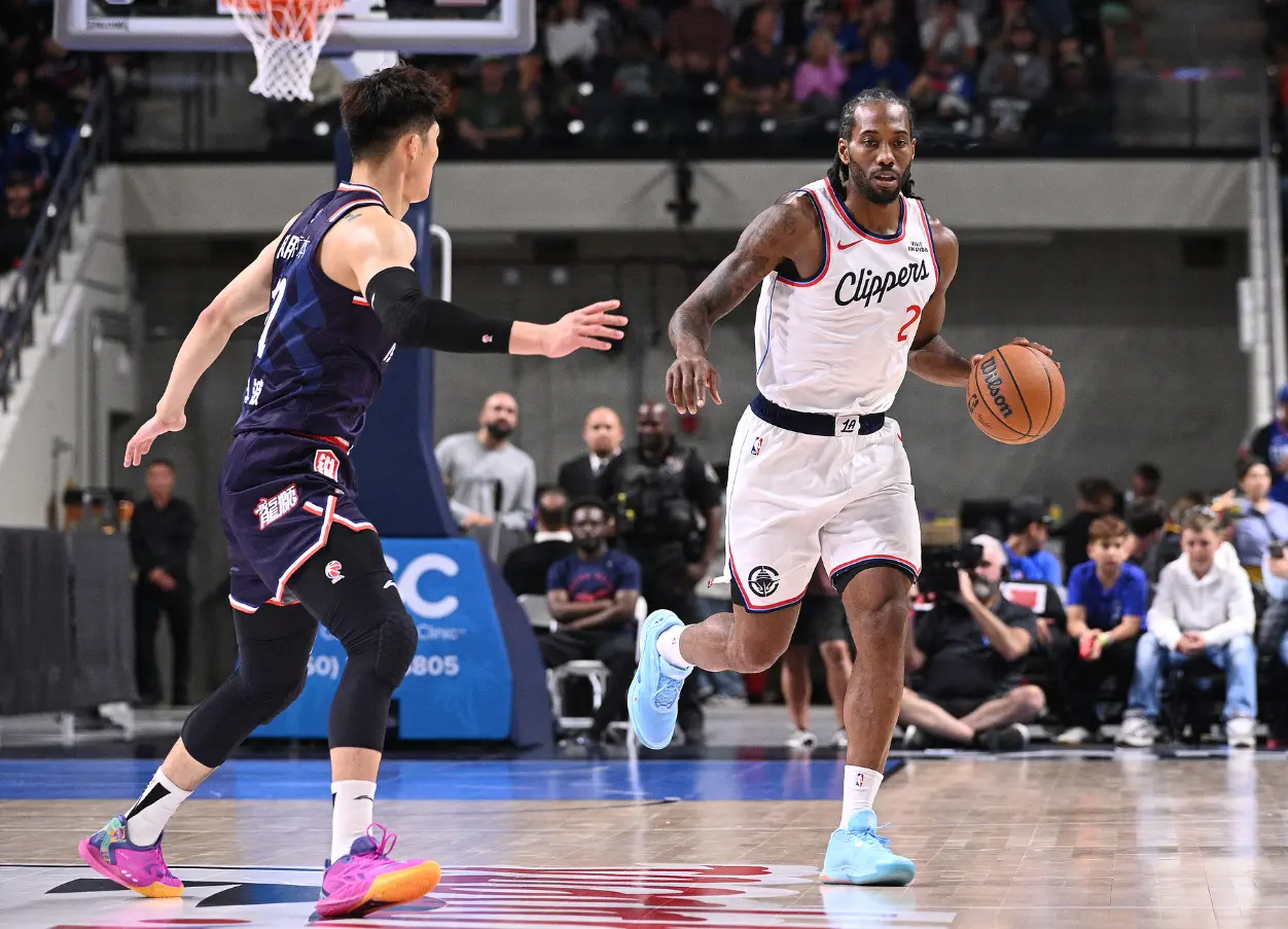 快船47分大胜广州！卡登半场合砍23+11 保罗轰15+6与小卡大笑热聊