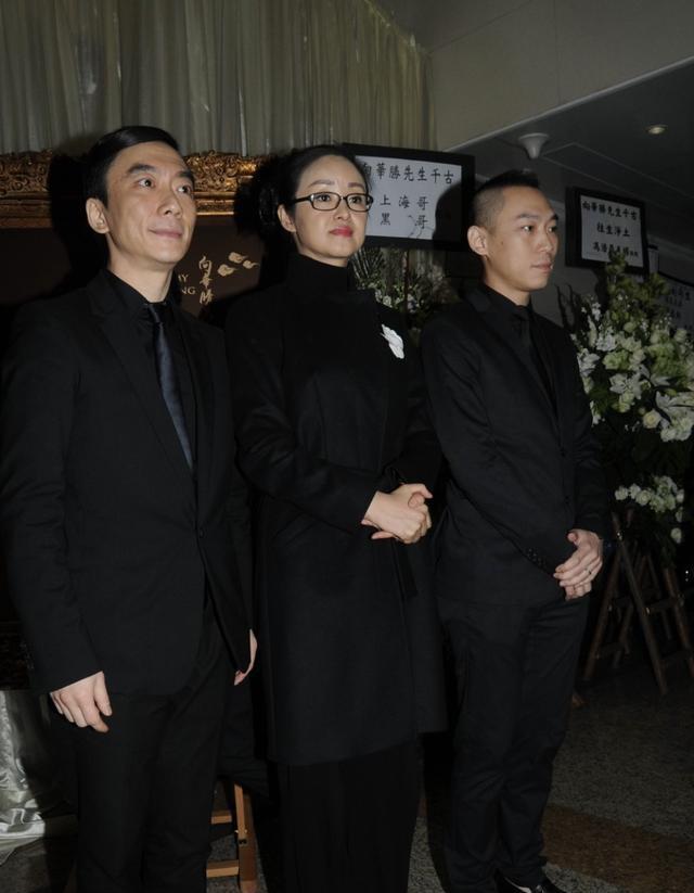 向华胜52岁遗孀罕现身，与55岁侄子合照气质温婉，丧夫11年没再婚