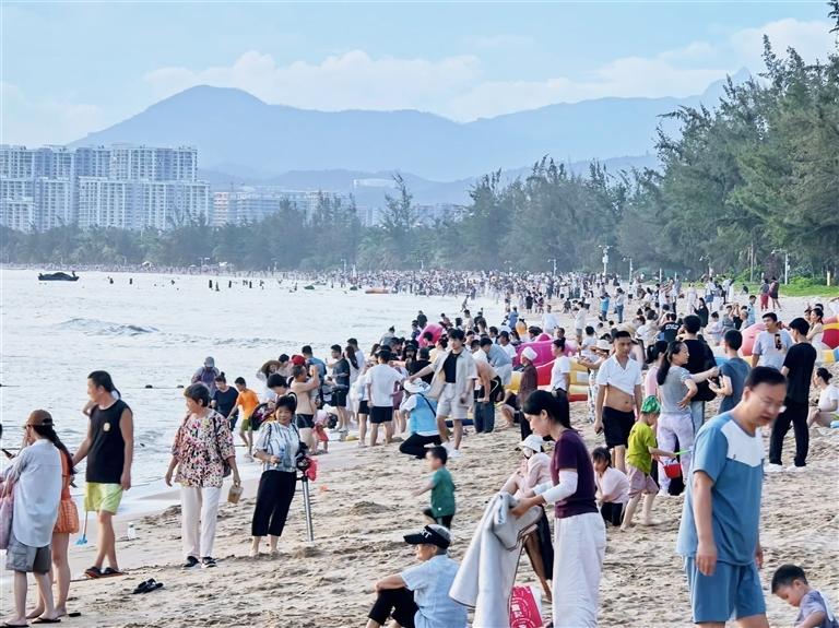 椰风海韵醉游人
