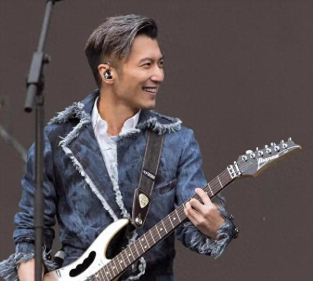 谢霆锋重庆街头吃面，满脸褶子老到不敢认，一特殊举动被网友称赞