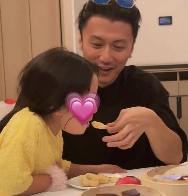 谢霆锋重庆街头吃面，满脸褶子老到不敢认，一特殊举动被网友称赞