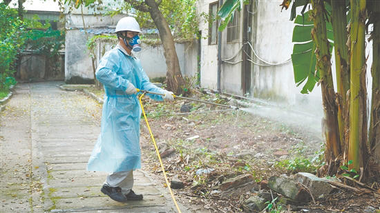 全面清理垃圾 筑牢健康屏障