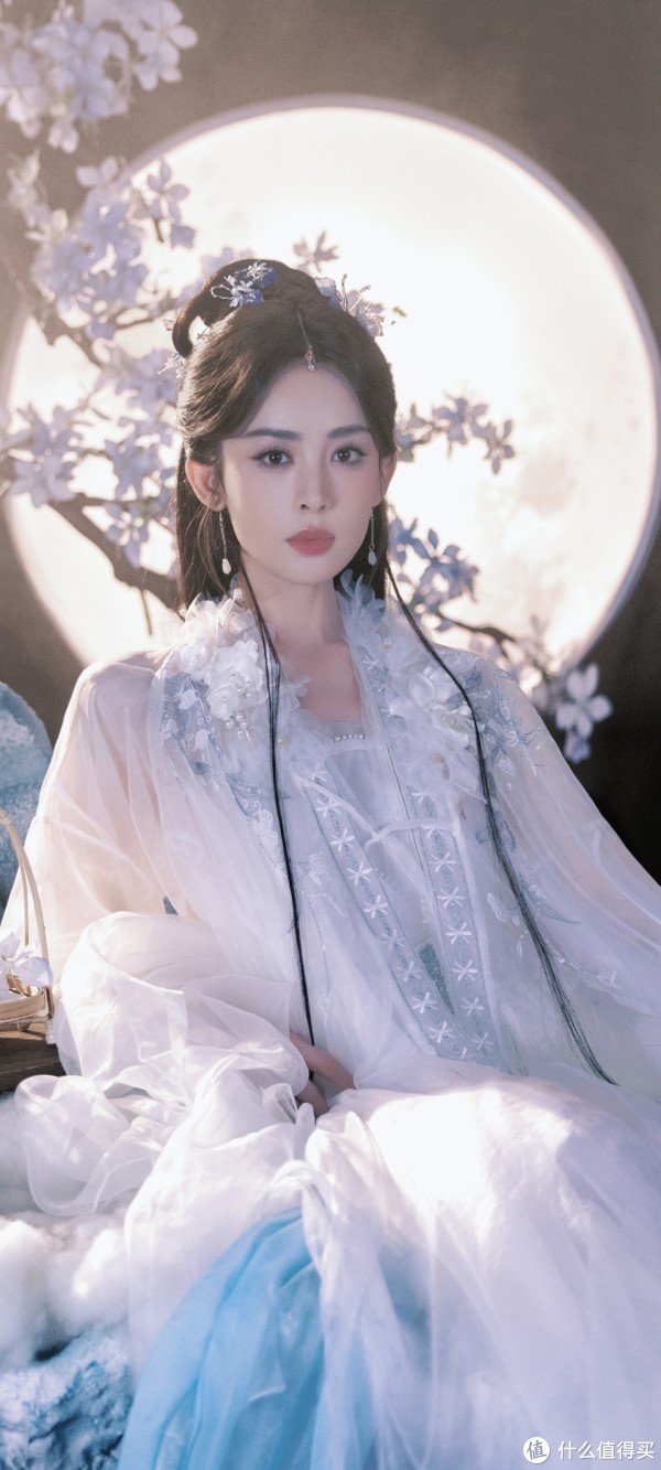 盛世美颜！古力娜扎月下仙姿曝光，古风造型完美诠释东方美学巅峰