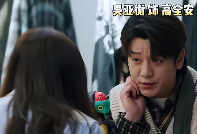 《许我耀眼》的三个“关系户”，有人戏多演技尴尬，有人戏少惊艳