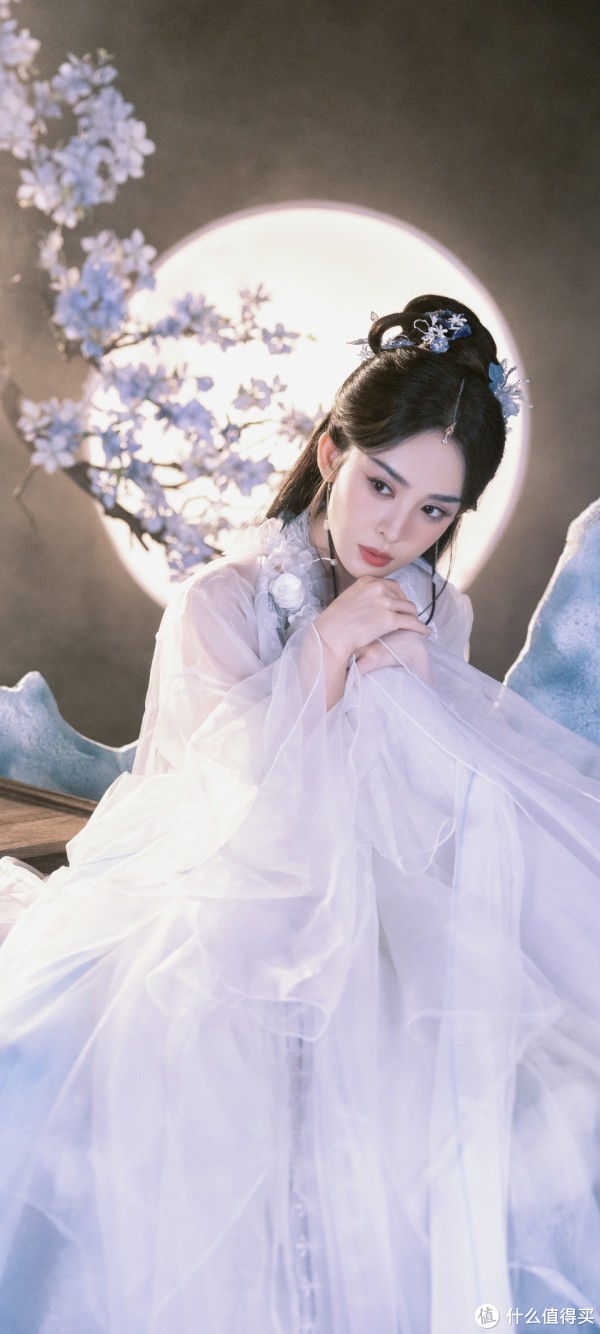 盛世美颜！古力娜扎月下仙姿曝光，古风造型完美诠释东方美学巅峰
