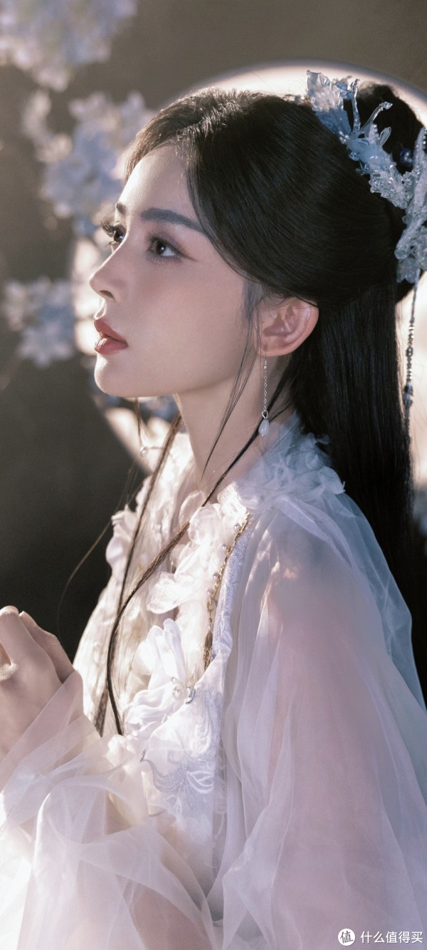 盛世美颜！古力娜扎月下仙姿曝光，古风造型完美诠释东方美学巅峰