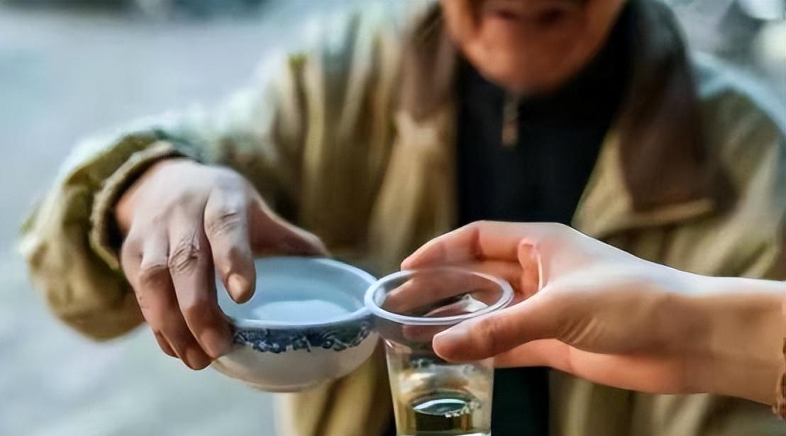70岁以上的老人戒酒反伤身？