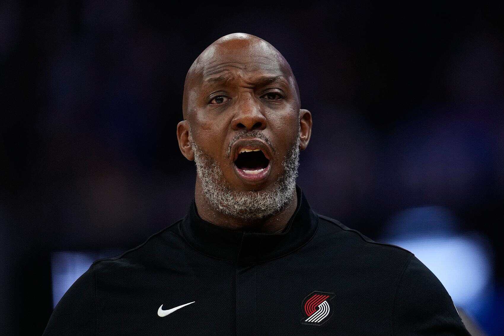 杨瀚森季前赛首秀犯满离场，融入NBA还需要时间｜记者观察