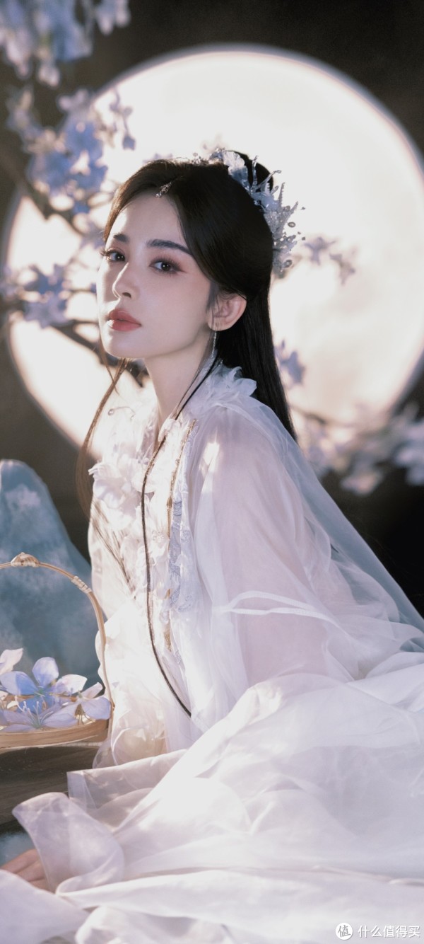 盛世美颜！古力娜扎月下仙姿曝光，古风造型完美诠释东方美学巅峰
