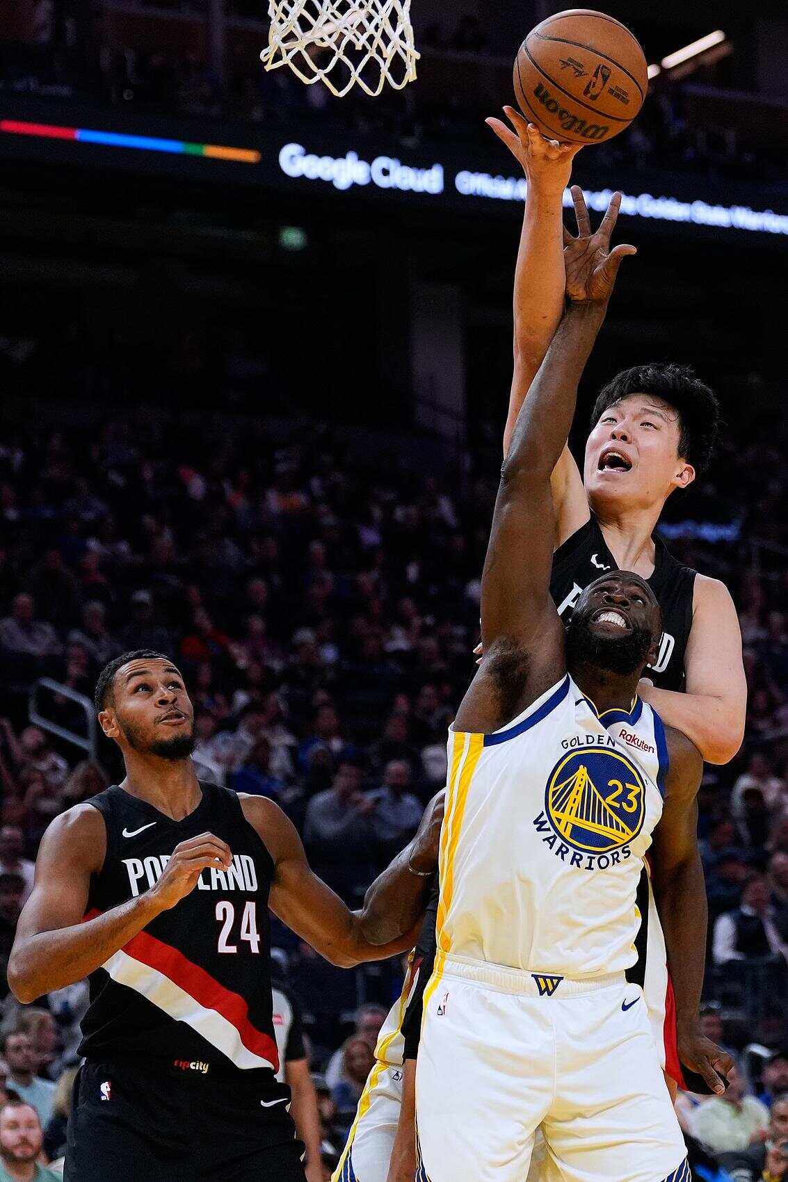 杨瀚森季前赛首秀犯满离场，融入NBA还需要时间｜记者观察