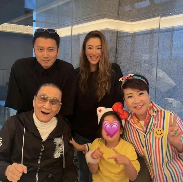 谢霆锋重庆街头吃面，满脸褶子老到不敢认，一特殊举动被网友称赞